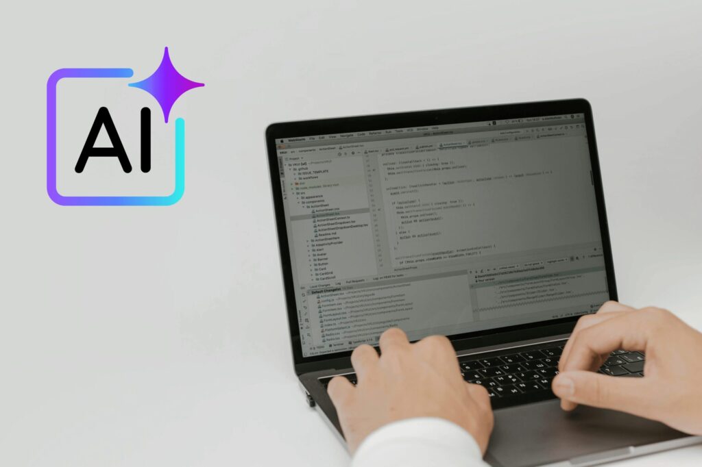 Entwickler:in mit Laptop und KI-gestütztem Code-Editor – individuelle Software für KMUs