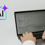 Entwickler:in mit Laptop und KI-gestütztem Code-Editor – individuelle Software für KMUs