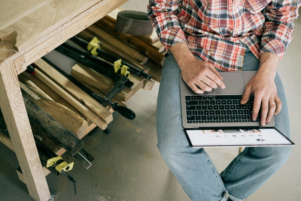Steirischer Handwerksbetrieb digitalisiert sich – Laptop auf Werkbank
