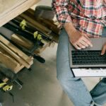 Steirischer Handwerksbetrieb digitalisiert sich – Laptop auf Werkbank